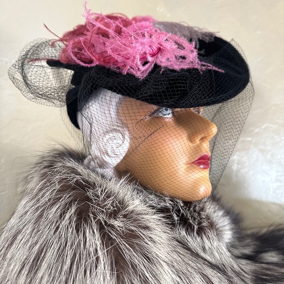 GRAND 1930s' BLACK VELOUR TILT HAT - MULTICOLORED OSTRICH FEATHERS & BLACK VEIL